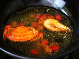 11、荷兰豆海鲜烩芋圆,放入提前煮熟的梭子蟹和对虾。