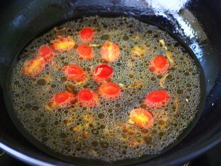 10、荷兰豆海鲜烩芋圆,锅中倒入适量的清水。