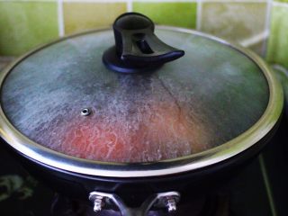 12、荷兰豆海鲜烩芋圆,盖上锅盖大火烧开后转小小火慢慢炖至20分钟后。