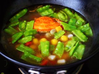 15、荷兰豆海鲜烩芋圆,再放入荷兰豆。