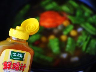 16、荷兰豆海鲜烩芋圆,这个时候加入太太乐鲜鸡汁，哇咔咔，味道鲜美及咯。