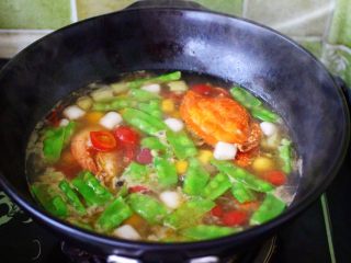 17、荷兰豆海鲜烩芋圆,大火继续煮沸后煮1分钟左右。