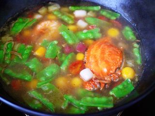 18、荷兰豆海鲜烩芋圆,看见荷兰豆断生变色即可关火。