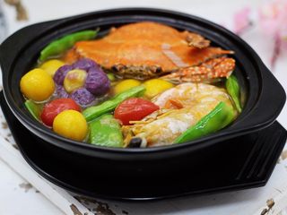 19、荷兰豆海鲜烩芋圆,美味诱人的荷兰豆海鲜烩芋圆就出锅咯。