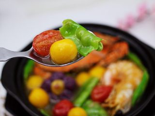 20、荷兰豆海鲜烩芋圆,盛入碗中吃上一口太满足吃咯。