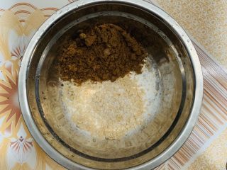 3、红糖馒头卷红枣,加入红糖。