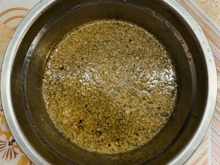 4、红糖馒头卷红枣,开水泡开。