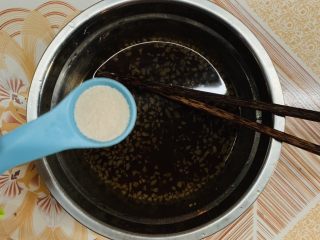 5、红糖馒头卷红枣,待水温下降到35℃左右加入酵母。