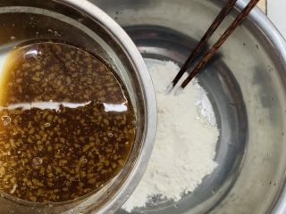 6、红糖馒头卷红枣,搅拌均匀倒入面粉里。