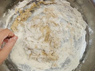 7、红糖馒头卷红枣,筷子搅拌成絮状。