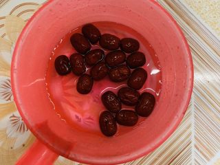 9、红糖馒头卷红枣,发酵过程用清水浸泡红枣。