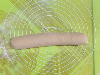 11、红糖馒头卷红枣,揉搓排气搓成长条。