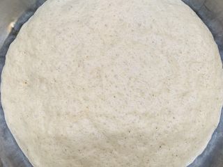 10、红糖馒头卷红枣,面团发酵好了，整理放到案板。