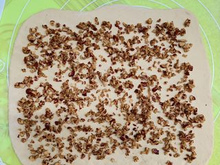 16、红糖馒头卷红枣,直接放在面皮上均匀铺开。