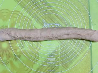 18、红糖馒头卷红枣,卷成长条封口。