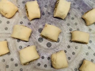 22、红糖馒头卷红枣,放蒸笼里二次发酵25分钟。