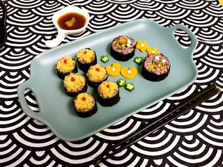 12、健康杂粮寿司,也可以在切好的寿司上面铺上少许肉松，点缀一点番茄酱即可，很可爱吧。