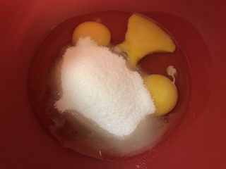 2、流心奶黄月饼,全鸡蛋+糖混合搅拌均匀。无需打发。