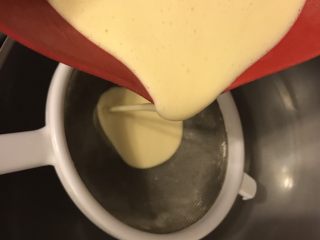 5、流心奶黄月饼,过筛倒入锅里