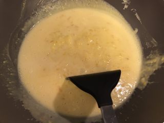 7、流心奶黄月饼,搅拌均匀