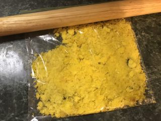 8、流心奶黄月饼,这里的咸蛋黄跟金沙奶黄馅的咸蛋黄一样，用保鲜袋装起来，用擀面杖压碎，擀成碎末。