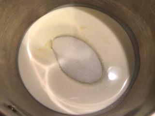 9、流心奶黄月饼,淡奶油+糖倒入锅里，搅拌均匀。用小火煮至沸腾。