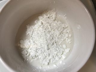 10、流心奶黄月饼,玉米淀粉+椰浆/浓稠椰奶放入小碗里，搅拌均匀至无颗粒。