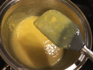 13、流心奶黄月饼,继续用小火煮至浓稠，呈现半流质状态即可关火。