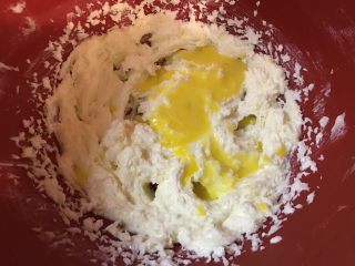 14、流心奶黄月饼,再加入鸡蛋液和淡奶油