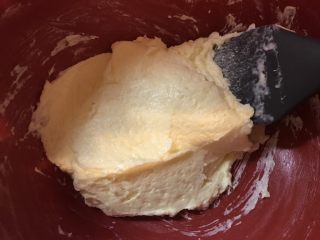 15、流心奶黄月饼,用刮刀或者手动打蛋器混合搅拌均匀。