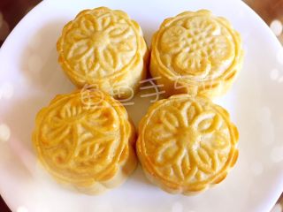 18、流心奶黄月饼,烤好拿出来的时候可能面皮稍有点硬，但是没关系的，只要待凉后用密封包装包起来回油一到两天，面皮就会变回柔软的啦！！
