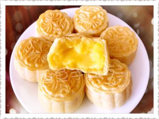 19、流心奶黄月饼,吃的时候，先放入微波炉里叮10-15秒，拿出来趁热切开就会看到满满的流心馅汹涌流出的啦！！是不是很吸引呢？????????