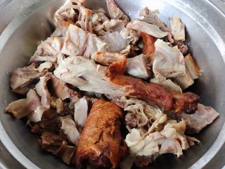 1、冬至美食+鸭架时蔬汤,买的烤鸭片下肉肉卷春饼余下的鸭架煲个时蔬营养汤