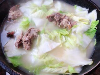 5、冬至美食+鸭架时蔬汤,放入白菜片中火炖五分钟