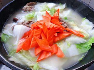 6、冬至美食+鸭架时蔬汤,放入胡萝卜片一起炖