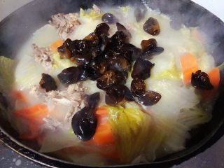7、冬至美食+鸭架时蔬汤,白菜和胡萝卜炖至微软放入木耳一起炖