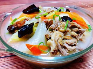 9、冬至美食+鸭架时蔬汤,鲜美营养的鸭架时蔬汤装入容器中