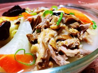 13、冬至美食+鸭架时蔬汤,鸭架的营养非常丰富适合身体偏弱的人食用来进补身体