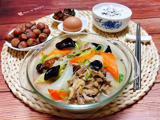 14、冬至美食+鸭架时蔬汤,寒冷的冬天早餐喝上一碗热热浓汤是一件非常幸福的事情