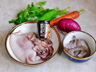1、麻辣虾尾,准备食材，鱿鱼买的时候请店家帮忙去的皮。