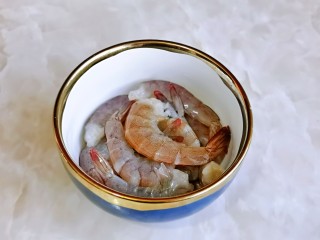 2、麻辣虾尾,处理基围虾，食品剪刀剪掉爪子，去头去虾线，冷水冲洗干净。
