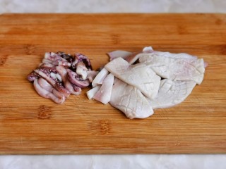 3、麻辣虾尾,鱿鱼洗干净后切小块再切花刀。