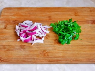 6、麻辣虾尾,洋葱切丝，香菜洗干净切段。
