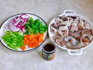 7、麻辣虾尾,准备工作完成。