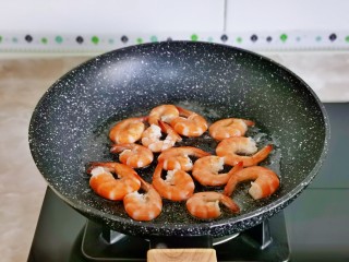 9、麻辣虾尾,简直变色。