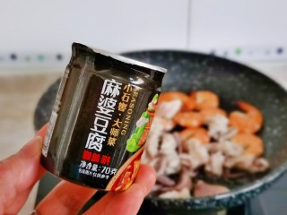 11、麻辣虾尾,加入麻婆豆腐调味料。