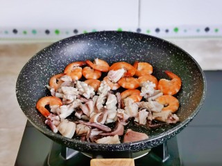 10、麻辣虾尾,再加入鱿鱼。