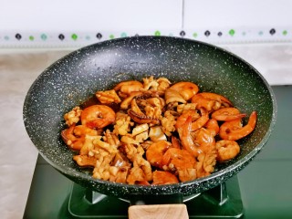 12、麻辣虾尾,小火翻炒1分钟。