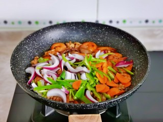 13、麻辣虾尾,再加入胡萝卜片，青椒丝。