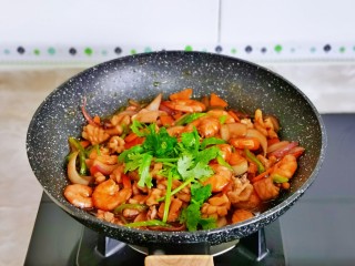 14、麻辣虾尾,再加入一汤勺纯净水，煸炒至断生关火。